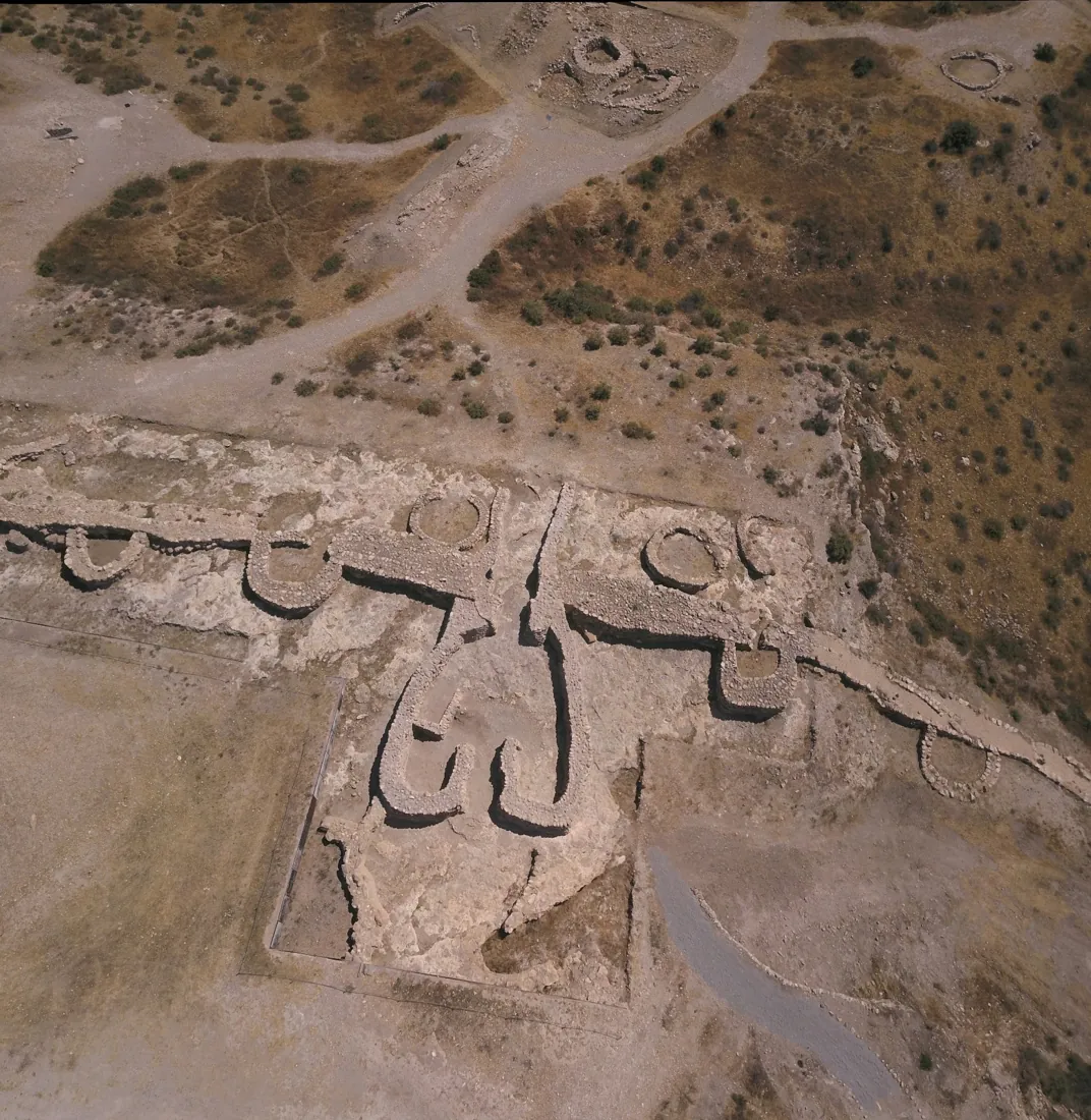 Fotografía aérea de la puerta principal de Los Millares, con sus muros de piedra y accesos