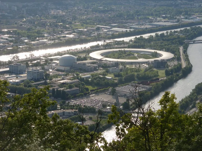 Vista exterior de la instalación del ESRF en Grenoble, cuya estructura circular alberga el anillo de almacenamiento