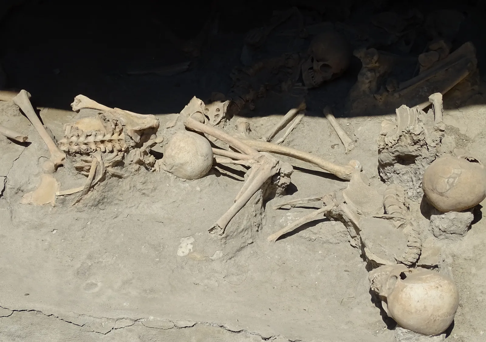 Restos humanos hallados en las cámaras de la antigua línea de costa de Herculano, donde algunas personas buscaron refugio