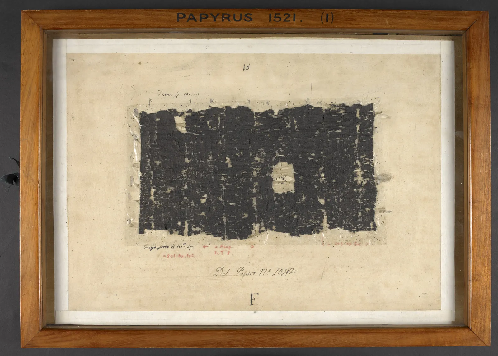 Fragmentos carbonizados de un papiro de Herculano, conservados en una lámina de la British Library
